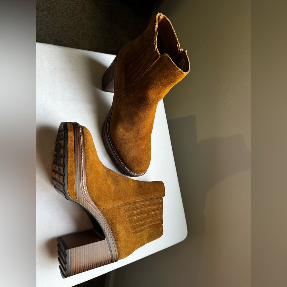 Steve Madden Suede Ankle Boots in a Warm Tan/Caramel Shade. Block Heel Size 8.5